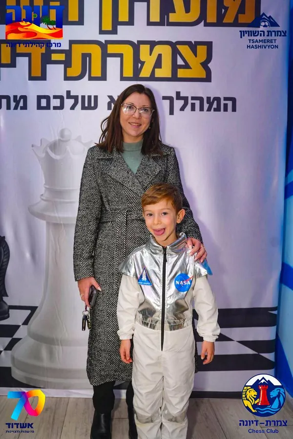 אמא וילדה בטקס — גאווה משפחתית